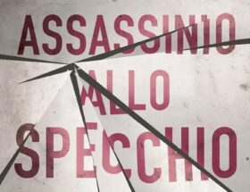 La copertina di Assassinio allo specchio di Agatha Christie rappresenta uno specchio rotto da parte a parte