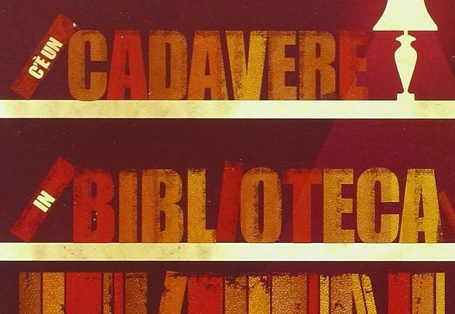Sulla copertina di C’è un cadavere in biblioteca di Agatha Christie c'è una libreria su cui sono appoggiati libri e le lettere che servono a comporre il titolo del romanzo