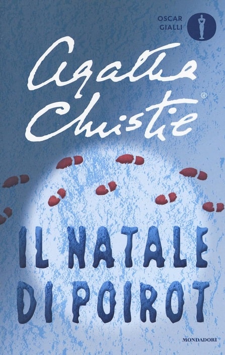 Sulla copertina de Il Natale di Poirot di Agatha Christie ci sono delle orme di scarpe su un tappeto di neve bianca