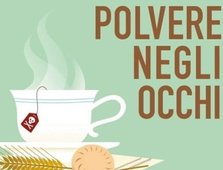 Sulla copertina di Polvere negli occhi di Agatha Christie c'è il disegno di una tazza di tè da cui esce il cordoncino dell'infusore, su cui è rappresentato il teschio della morta, e due spighe di segale