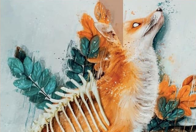 Sulla copertina di Edimburgo di Alexander Chee è rappresenta l'illustrazione di una volpe sdraiata in mezzo a foglie verdi, sulla cui schiena è poggiata la colonna vertebrale esposta