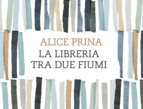 La copertina de La libreria tra due fiumi di Alice Prina riporta decine di striscie acquerellate sui toni del verde, del blu e dell'ocra, che paiono coste di libri stilizzati e letti di un fiume