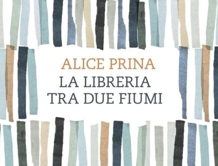 La copertina de La libreria tra due fiumi di Alice Prina riporta decine di striscie acquerellate sui toni del verde, del blu e dell'ocra, che paiono coste di libri stilizzati e letti di un fiume