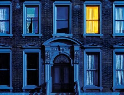 Sulla copertina di Quando nessuno guarda di Alyssa Cole c'è l'immagine di un palazzo al buio con una sola finestra accesa