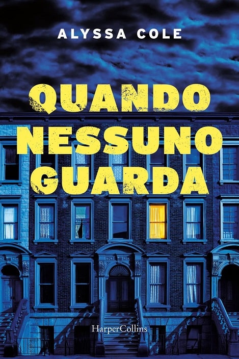 Sulla copertina di Quando nessuno guarda di Alyssa Cole c'è l'immagine di un palazzo al buio con una sola finestra accesa