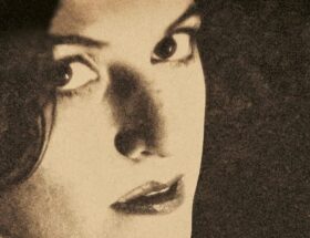Sulla copertina di Per sempre, altrove di Barbara Cagni c'è la foto in bianco e nero seppiato del volto di una giovane donna
