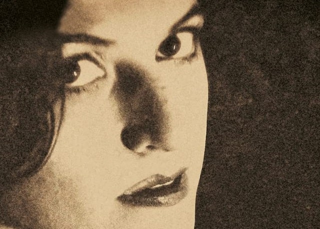 Sulla copertina di Per sempre, altrove di Barbara Cagni c'è la foto in bianco e nero seppiato del volto di una giovane donna