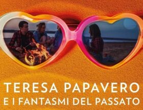 Sulla copertina di Teresa Papavero e i fantasmi del passato ci sono un paio di occhiali da sole che riflettono degli amici in spiaggia davanti a un falò