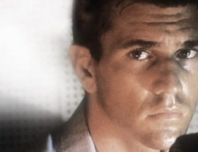 Sulla Un anno vissuto pericolosamente di Christopher J. Koch c'è l'immagine dell'attore Mel Gibson, tratta dall'omonimo film