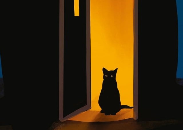 Sulla copertina di Non dire gatto di Cinzia Bomoll c'è il disegno stilizzato di un grande gatto nero, sui cui si apre una porta illuminata da cui si intravede un altro gatto nero