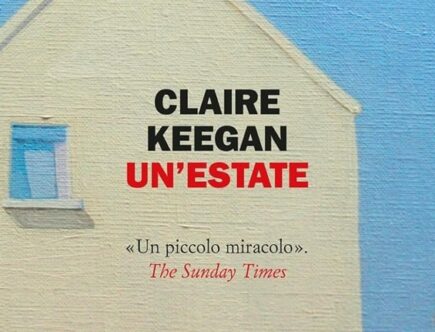 Sulla copertina di Un'estate di Claire Keegan c'è un particolare di un dipinto di Emma Cownie che ritrae una casa bianca, tra l'azzurro del cielo e il verde del prato