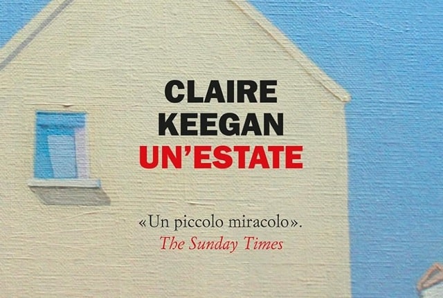 Sulla copertina di Un'estate di Claire Keegan c'è un particolare di un dipinto di Emma Cownie che ritrae una casa bianca, tra l'azzurro del cielo e il verde del prato