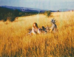 Sulla copertina di Kala di Colin Walsh c'è la foro di un ragazzo e una ragazza seduti in un campo di grano. Il volto del ragazzo è cancellato dallo scarabocchio di una penna.