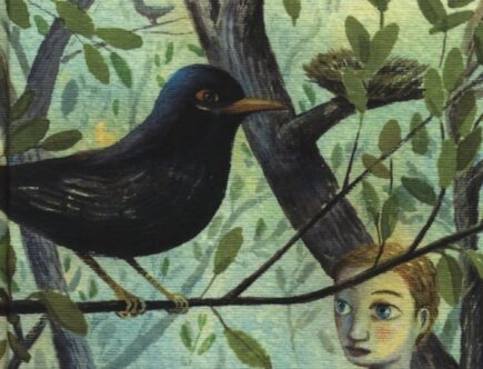 Sulla copertina di Skellig di David Almond c'è un disegno che rappresenta un grosso uccello nero, un gufo e un bambino appoggiati sui rami di un albero
