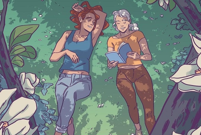 Sulla copertina de La casa delle magnolie di Flavia Biondi ci sono due donne sdraiate sull'erba sotto un albero di magnolie; una legge un libro e l'altra la guarda sorridente