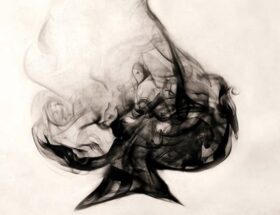 Sulla copertina de L'ultimo mago di Francesca Diotallevi c'è il disegno di un asso di picche si dissolve e va in fumo