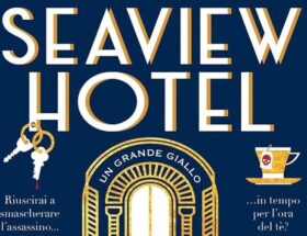 Sulla copertina blu de Lo strano caso dell'omicidio al Seaview Hotel, oltre al titolo riportato in caratteri cubitali, sono presenti un mazzo di chiavi, una tazza di tè da cui sporge un filtro avvelenato, un cocktail e un tipico campanello da banco accoglienza