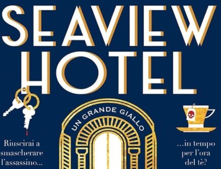 Sulla copertina blu de Lo strano caso dell'omicidio al Seaview Hotel, oltre al titolo riportato in caratteri cubitali, sono presenti un mazzo di chiavi, una tazza di tè da cui sporge un filtro avvelenato, un cocktail e un tipico campanello da banco accoglienza