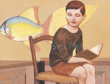 Sulla copertina de Il libro di tutte le cose di Guus Kuijer è raffigurata l'illustrazione di un bambino con i calzoncini corti, seduto su una sedia sospesa a mezz'aria, che legge un libro. Sullo sfondo, alle sue spalle, c'è un grande pesce che nuota in aria