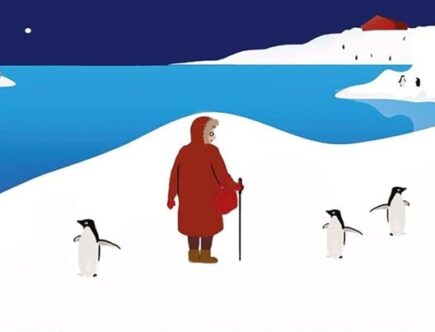 Sulla copertina de L'incredibile viaggio della novantenne salvata dai pinguini di Hazel Prior c'è l'illustrazione di una donna con una pesante giacca rossa che cammina sul ghiaccio circondata dai pinguini