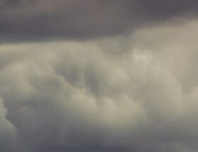 Nell'immagine della copertina di L'ultimo giorno di Jim Loney di James Welch ci sono delle nuvole oscure e minacciose