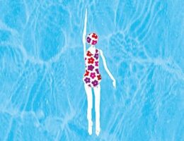 Sulla copertina di Nuoto libero di Julie Otsuka c'è l'ìllustrazione con una nuotatrice che nuota nell'azzurro dell'acqua, indossando un costume a fiori