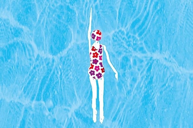 Sulla copertina di Nuoto libero di Julie Otsuka c'è l'ìllustrazione con una nuotatrice che nuota nell'azzurro dell'acqua, indossando un costume a fiori