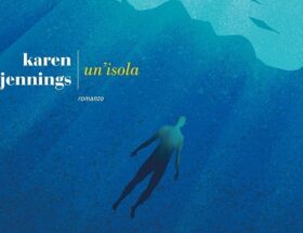 Sulla copertina di Un'isola di Karen Jennings c'è l'illustrazione di una figura umana stilizzata che nuota in un oceano blu