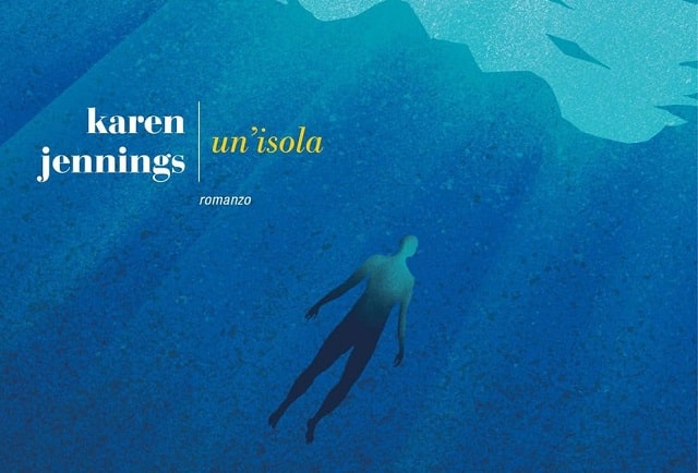 Sulla copertina di Un'isola di Karen Jennings c'è l'illustrazione di una figura umana stilizzata che nuota in un oceano blu