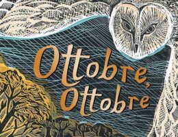 Sulla copertina di Ottobre, Ottobre di Katya Balen c'è una illustrazione con una bambina che cammina nella natura, in mezzo agli alberi, e sopra nel cielo un enorme gufo la osserva