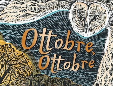 Sulla copertina di Ottobre, Ottobre di Katya Balen c'è una illustrazione con una bambina che cammina nella natura, in mezzo agli alberi, e sopra nel cielo un enorme gufo la osserva