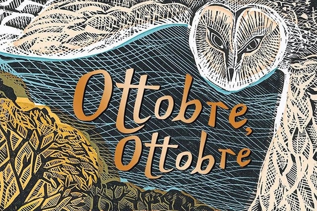 Sulla copertina di Ottobre, Ottobre di Katya Balen c'è una illustrazione con una bambina che cammina nella natura, in mezzo agli alberi, e sopra nel cielo un enorme gufo la osserva