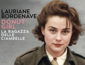 Sulla copertina di Donut girl di Lauriane Bordenave c'è la foto a colori di una vera ragazza delle ciambelle, che indossa la divisa militare e tiene tra le mani un vassoio pieno di donuts