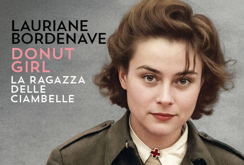 Sulla copertina di Donut girl di Lauriane Bordenave c'è la foto a colori di una vera ragazza delle ciambelle, che indossa la divisa militare e tiene tra le mani un vassoio pieno di donuts