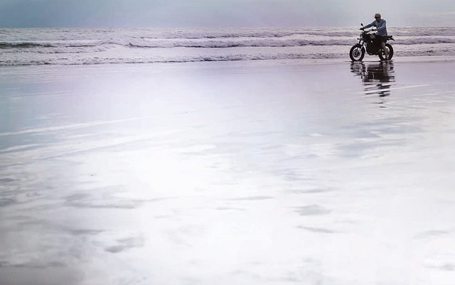 Sulla copertina di Urlando con i cannibali di Lee Maynard c'è l'immagine di un uomo in motocicletta che corre su un terreno candido e senza confini, in pianura