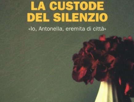 Sulla copertina del libro La custode del silenzio di Antonella Lumini e Paolo Rodari c'è la foto di un vaso bianco che contiene un'ortensia porpora
