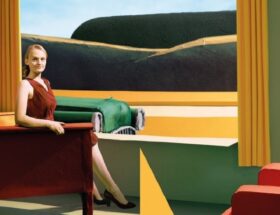 Sulla copertina di Prendere o lasciare di Lydia Millet c'è il ritratto di una donna elegante, seduta in poltrona, davanti a una finestra che dà su un vialetto deserto