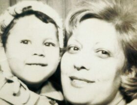 Sulla copertina di Splendi come vita di Maria Grazia Calandrone c'è la foto in bianco e nero che ritrae l'autrice da bambina in braccio alla madre adottiva