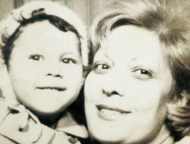 Sulla copertina di Splendi come vita di Maria Grazia Calandrone c'è la foto in bianco e nero che ritrae l'autrice da bambina in braccio alla madre adottiva