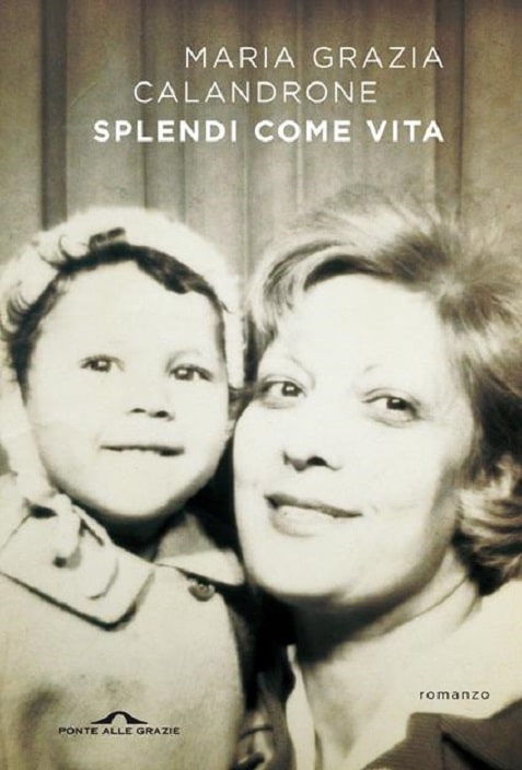 Sulla copertina di Splendi come vita di Maria Grazia Calandrone c'è la foto in bianco e nero che ritrae l'autrice da bambina in braccio alla madre adottiva