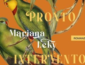 Sulla copertina di Pronto intervento di Mariana Leky sono illustrati due pappagallini verdi su un ramo