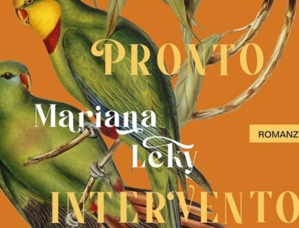 Sulla copertina di Pronto intervento di Mariana Leky sono illustrati due pappagallini verdi su un ramo
