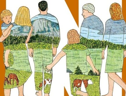 Sulla copertina di Piccola storia grande di Marion Fayolle c'è l'illustrazione di una famiglia che cammina per mano e che dentro i suoi contorni ha un paesaggio rurale, con verdi prati e mucche
