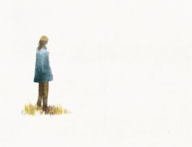 Sulla copertina de La strangera di Marta Aidala c'è un disegno ad acquerello che illustra un paesaggio di montagna, con cime innevate, e una donna che da lontano lo osserva