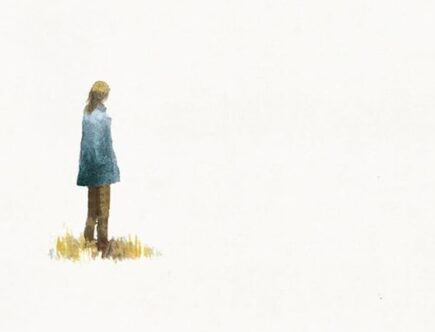 Sulla copertina de La strangera di Marta Aidala c'è un disegno ad acquerello che illustra un paesaggio di montagna, con cime innevate, e una donna che da lontano lo osserva