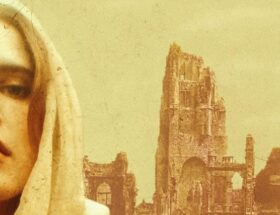 Sulla copertina di Trema la notte di Nadia Terranova c'è una donna con un velo sul capo e sullo sfondo le macerie di una città