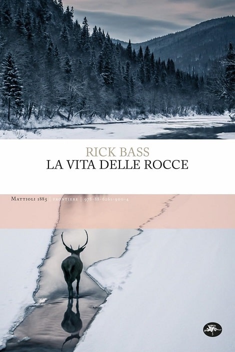 Sulla copertina de La vita delle rocce di Rick Bass c'è la fotografia di una foresta ghiacciata e un cervo che cammina sul fiume gelato