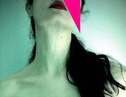Sulla copertina a fondo fucsia di Santa di Rosanna Turone c'è la foto di una donna che non si vede in volto ma ha la testa ben alzata e indossa un vistoso rossetto rosso