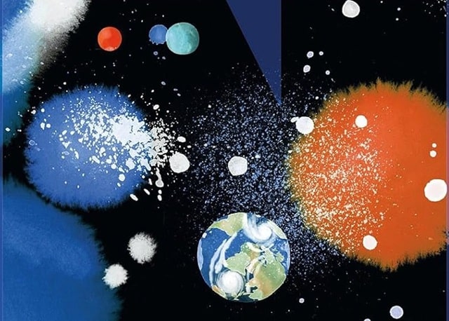 Sulla copertina di Orbital di Samantha Harvey è raffigurata la Terra vista dallo spazio, circondata da macchie di colore che rappresentano i pianeti e le stelle