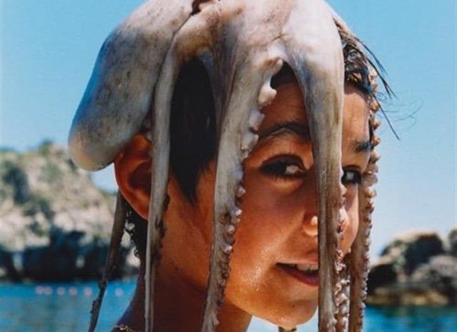 Sulla copertina di Donnaregina di Teresa Ciabatti c'è la l'immagine di un bambino al mare, che ha poggiato sui capelli un polpo